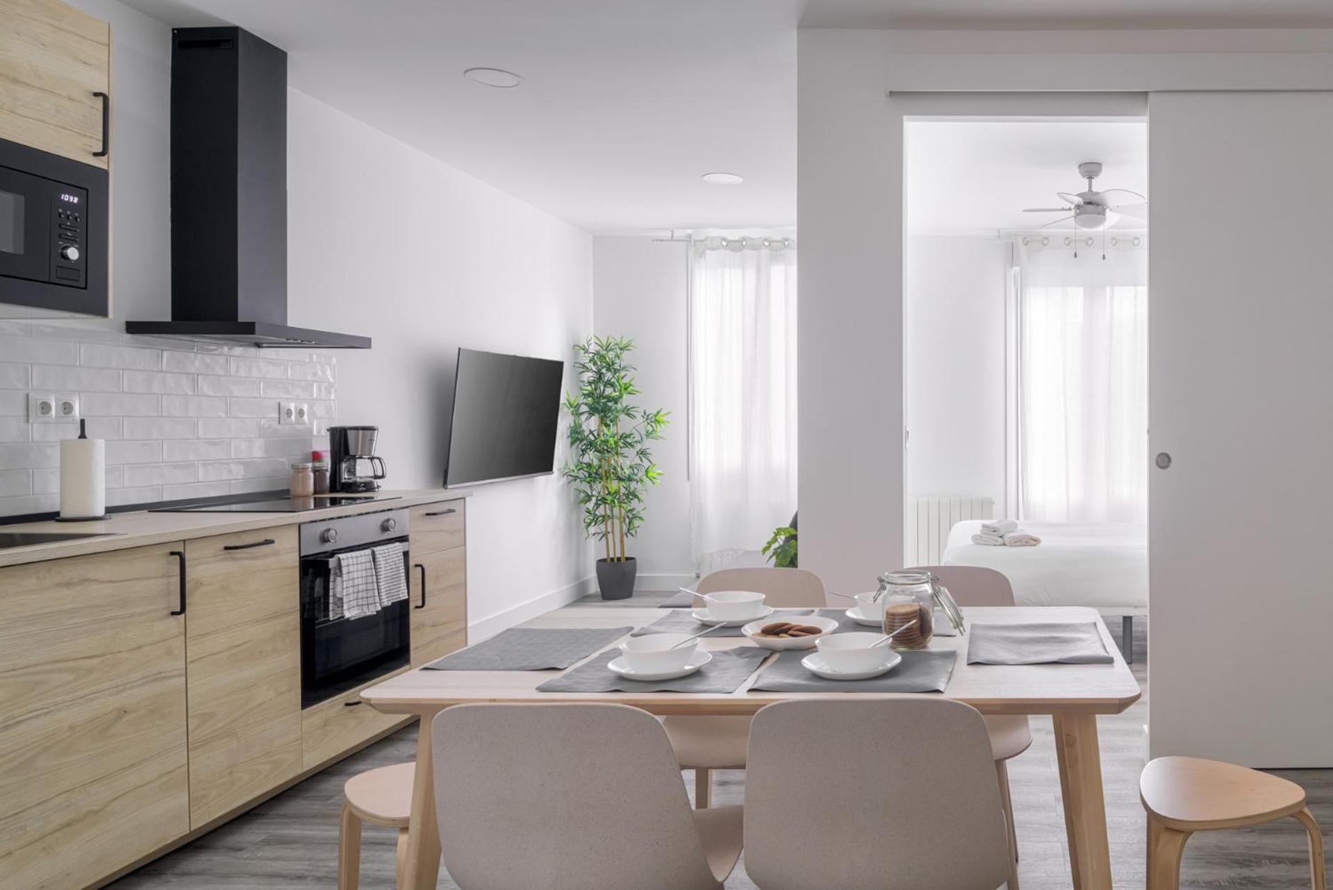 1893 180 M. From The Old Town, A/c Appartement